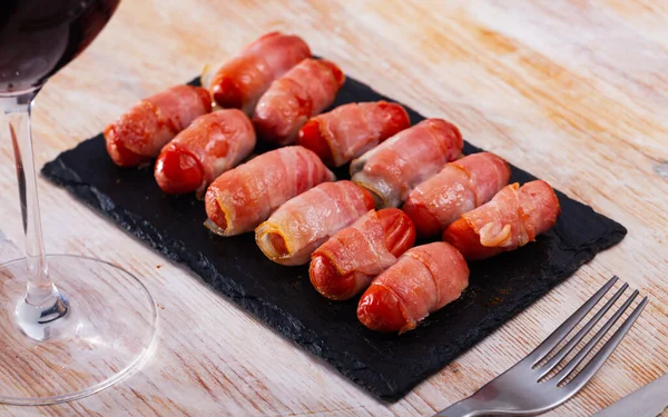 Sausage Rolled Bacon Black Dish High Quality Photo — Stock Photo, Image