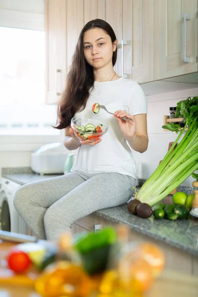 Healthy Lifestyle Smiling Woman Eating Vegetable Salad Home Kitchen — Stock Photo, Image
