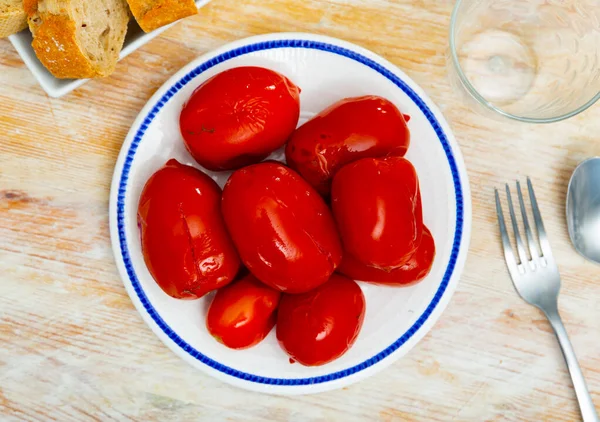 Hausgemachte Pikante Eingelegte Tomaten Auf Teller Gesunde Vitaminkost — Stockfoto