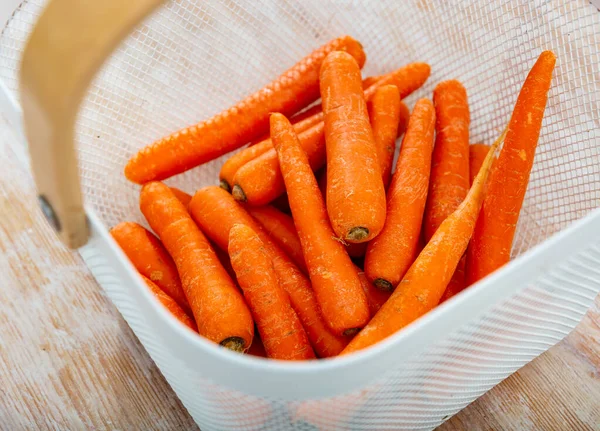 Cubo Pequeño Con Zanahorias Frescas Crudas Mesa Madera Preparación Alimentos — Foto de Stock