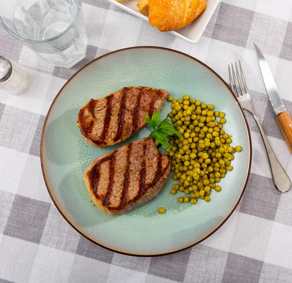 Grilled Beef Steak Garnished Peas Roasted Beefsteak Main Dish Table — Stockfoto