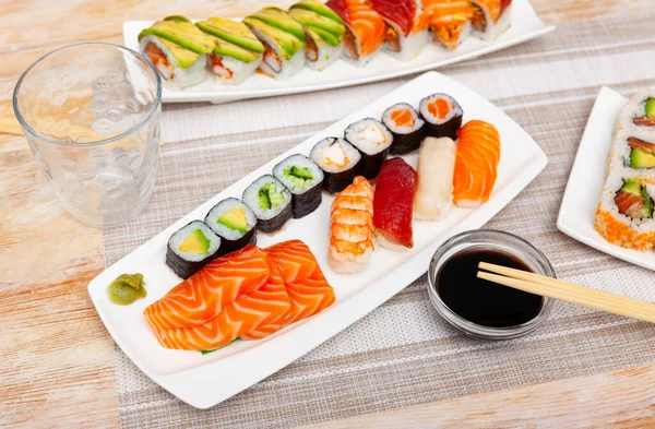 Diversi Tipi Sushi Sashimi Serviti Con Salsa Soia Bacchette — Foto Stock