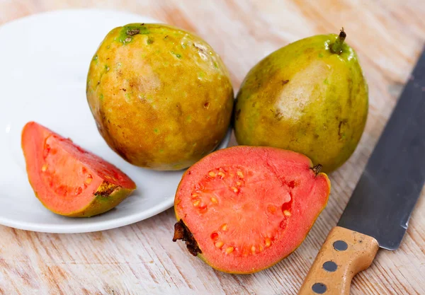 Friss Lédús Egész Szeletelt Guava Gyümölcsök Asztalon Egészséges Vitaminkészítmény — Stock Fotó