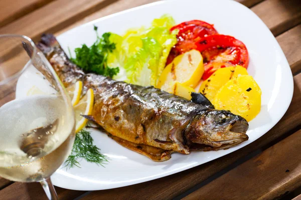 Delicious Whole Trout Fish Grilled Potatoes Tomatoes Served Greens — Stock Photo, Image
