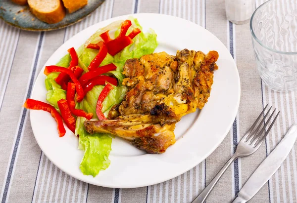 Piece Roast Chicken Cold Lettuce Red Pepper Salad Served Plate — Stock Photo, Image