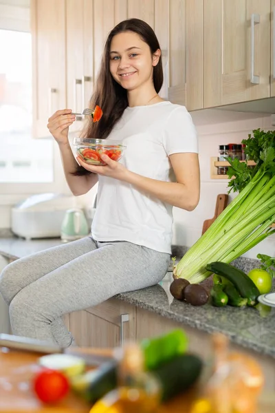 Υγιεινός Τρόπος Ζωής Χαμογελαστή Γυναίκα Τρώει Σαλάτα Λαχανικών Στο Σπίτι — Φωτογραφία Αρχείου