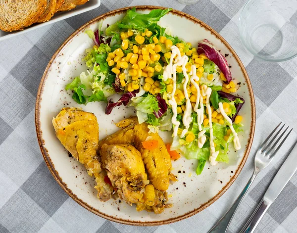 Lahodné Pečené Kuřecí Kousky Postranním Talířem Zeleninového Salátu Salátem Konzervovanými — Stock fotografie