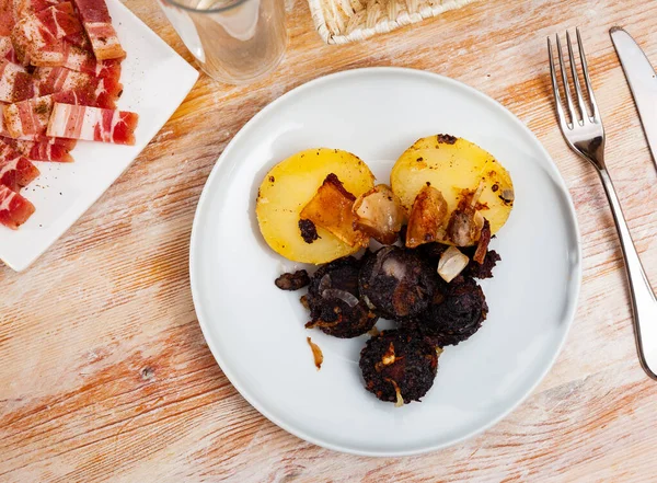Haşlanmış Patates Kızarmış Soğanla Servis Edilen Kanlı Sosisli Kara Puding — Stok fotoğraf
