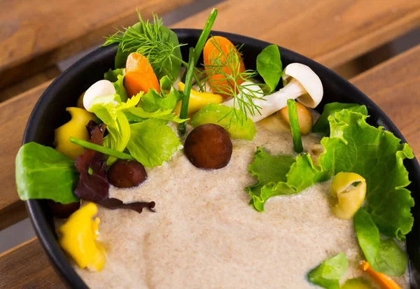 Köstliche Sahnesuppe Mit Verschiedenen Pilzen Garniert Mit Geschnittenen Karotten Sellerie — Stockfoto