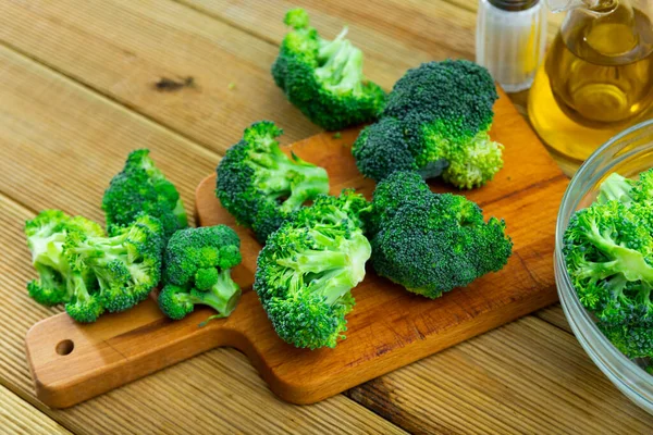 Fresh Green Broccoli Wooden Cutting Board Knife Broccoli Cabbage Leaves — Stock Photo, Image