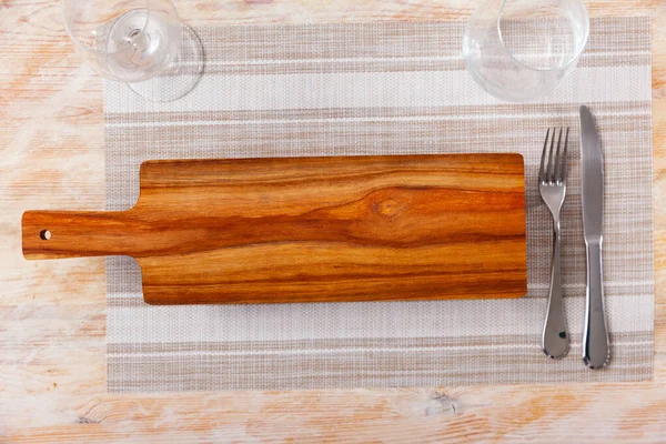 Praktikus Fából Készült Tálalódeszka Fogantyúval Lábakkal Asztalon Más Étkezőeszközökkel — Stock Fotó