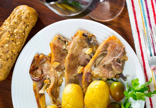 哥蒂拉斯 科尔德罗 烤羊排 煮土豆和蔬菜 — 图库照片