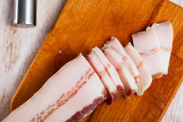 Κομμένο Παστό Χοιρινό Κρέας Ξύλινο Φόντο Κανείς — Φωτογραφία Αρχείου