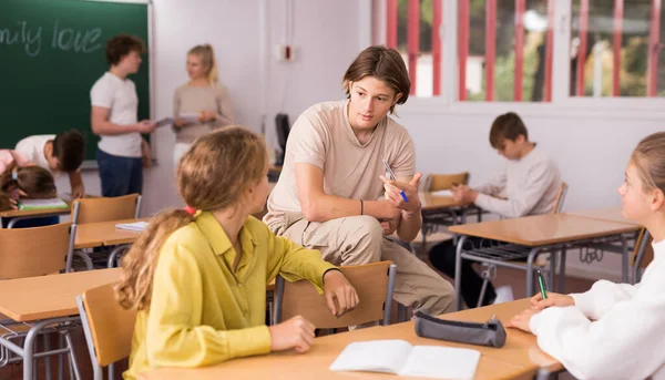 Positive Girls Boys Relaxing Together Classes Communicating Break — Stock Photo, Image