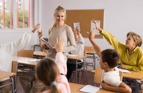 Estudantes Amigáveis Levantam Mão Para Responder Durante Aula — Fotografia de Stock