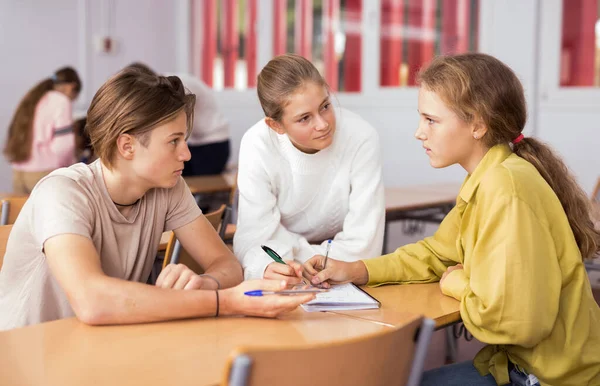 Positive Teenager Schüler Mädchen Und Jungen Sitzen Zusammen Und Diskutieren — Stockfoto