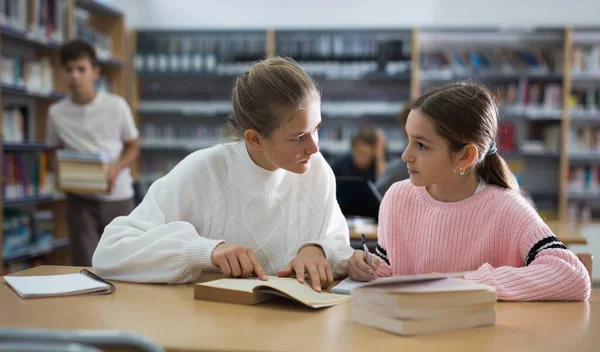 Dois Amigos Estão Estudando Biblioteca Escola Preparação Exame — Fotografia de Stock