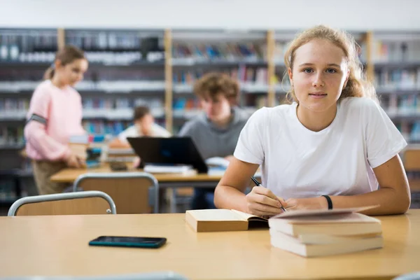 Intelligent Kvinnlig Tonåring Som Forskar Med Böcker Biblioteket — Stockfoto