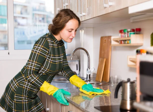 Young Woman Wearing Protective Yellow Gloves Cleaning Kitchen Surfaces — Stockfoto