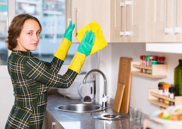 Porträt Einer Lächelnden Hausfrau Schutzhandschuhen Beim Waschen Und Reinigen Von — Stockfoto