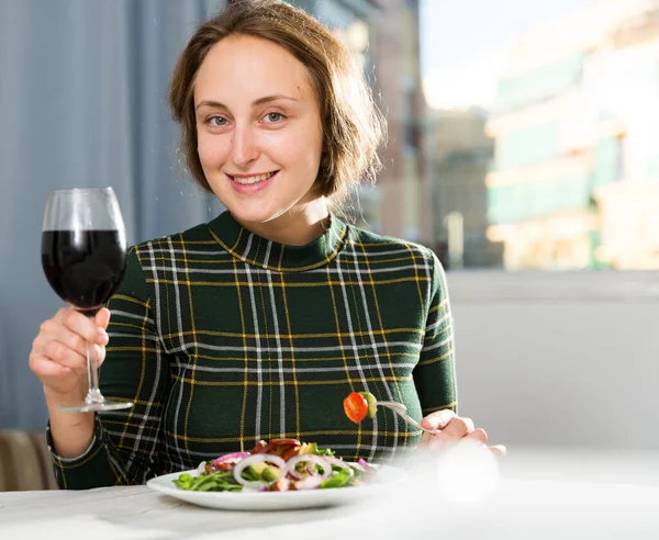Portrait Woman Eating Healthy Vegetable Salad Drinking Red Wine — Stockfoto