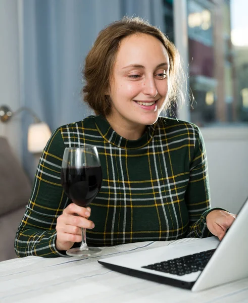 Attractive Young Woman Using Laptop Drinking Wine Home — Stockfoto