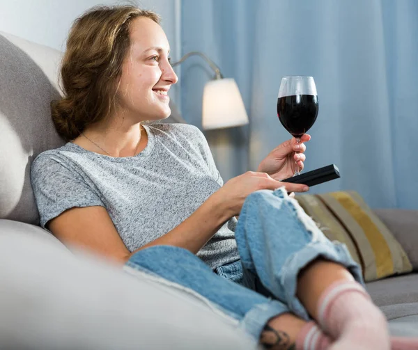 Ung Kvinna Koppla Med Ett Glas Vin Och Titta Hemma — Stockfoto