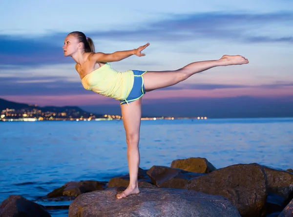 Giovane Femmina Europea Che Yoga Posa Tramonto Riva Del Mare — Foto Stock