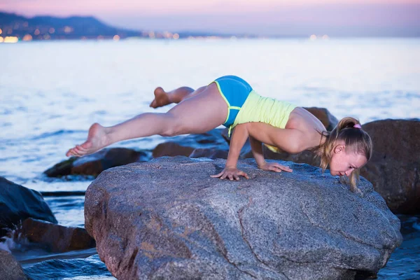Deportiva Adulta Practicando Varias Posiciones Yoga Muelle Oceánico — Foto de Stock