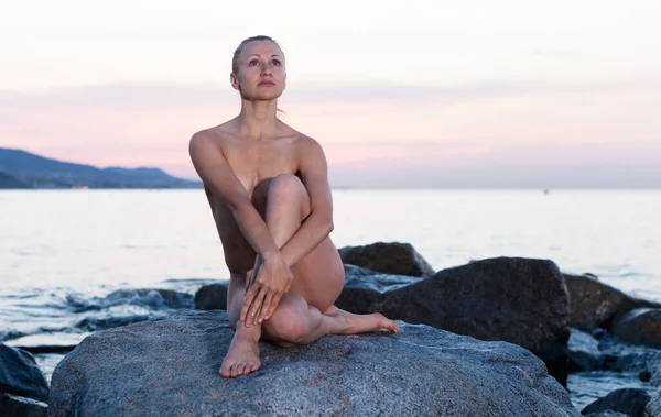 リラックスした若いヨーロッパ人の裸の女性の肖像 — ストック写真