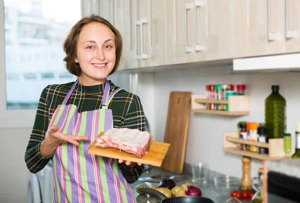 Mujer Positiva Preparando Cena Cocina Sosteniendo Costillas Cerdo Crudas Tabla —  Fotos de Stock
