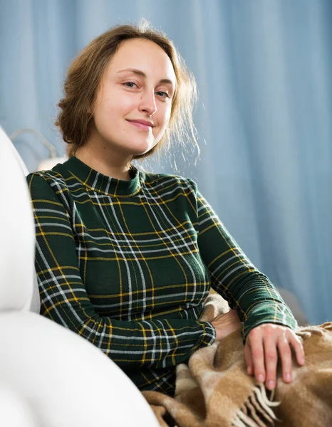 Joven Mujer Positiva Descansando Sofá Casa —  Fotos de Stock