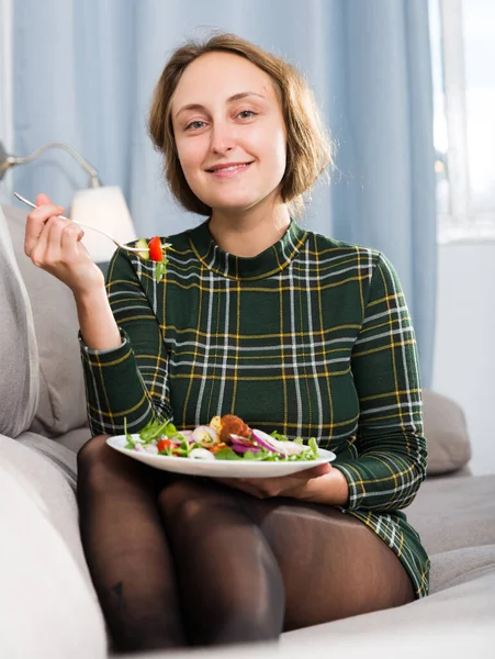 Mujer Joven Sentada Sofá Casa Comiendo Comida Saludable —  Fotos de Stock