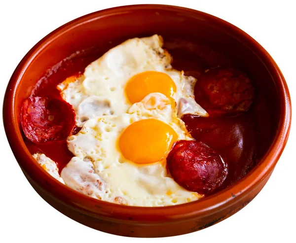 Kuchnia Hiszpanii Smażone Jajka Kiełbaskami Chorizo Pasta Pomidorowa Podawane Glinianym — Zdjęcie stockowe
