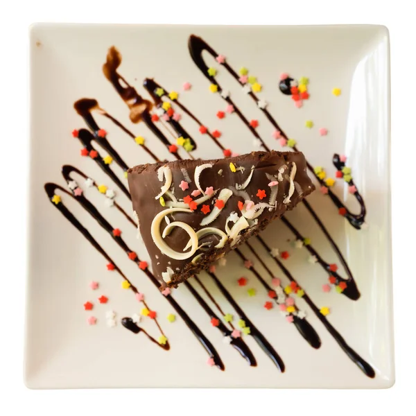 Fatia Saborosa Bolo Brownie Colocado Decorativamente Uma Placa Isolado Sobre — Fotografia de Stock