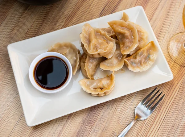 Orientalisk Restaurang Serveras Stekt Kinesisk Dumplings Och Skål Med Sojasås — Stockfoto