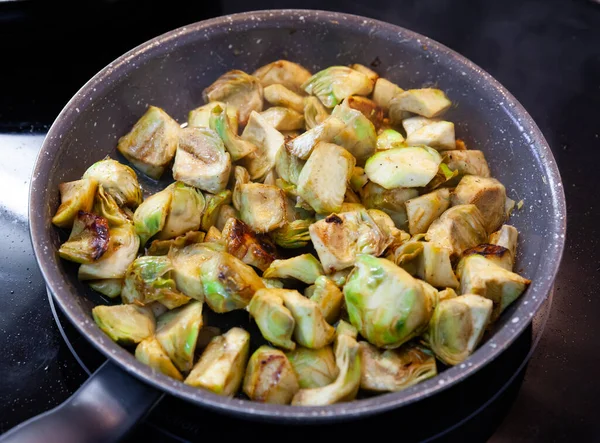 Matlagning Traditionella Katalanska Vegetariska Aptitretare Rostade Hackade Unga Kronärtskockor Frypan — Stockfoto