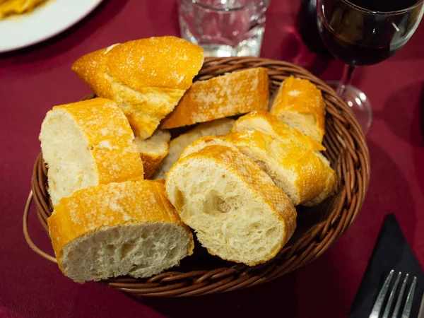 在餐馆的餐桌上 将传统的法式面包片放在盘子里 — 图库照片