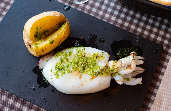 Yanında Patates Izgara Mürekkep Balığı Harika Servis Ediliyor — Stok fotoğraf