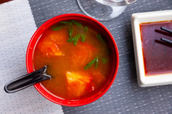 おいしい赤カレースパイシーなスープ アジア料理 — ストック写真