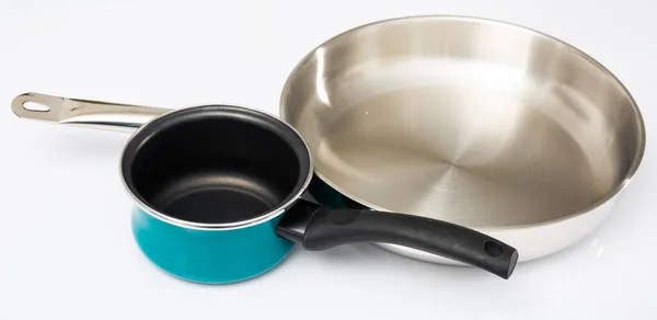 新的闪亮的不锈钢煎锅和蓝色小的无粘平底锅 白色背景塑料手柄 炊具概念 — 图库照片
