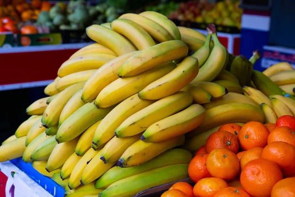 Banane Fresche Sul Bancone Nel Mercato Alimentare Foto Alta Qualità — Foto Stock