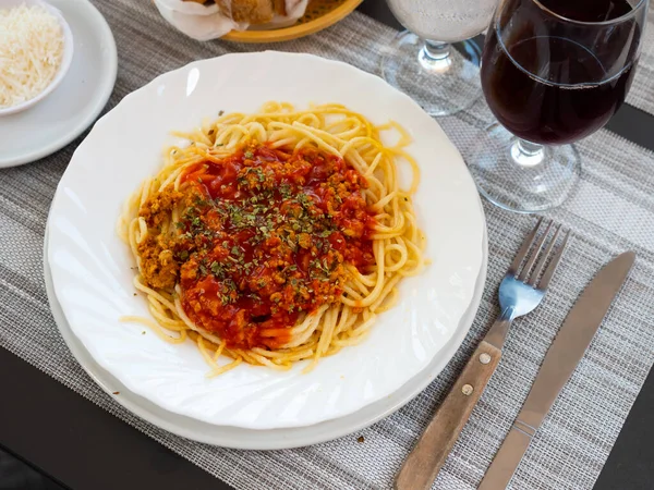 Традиционное Блюдо Итальянской Кухни Спагетти Болоньезе Приготовленное Макарон Томатным Соусом — стоковое фото