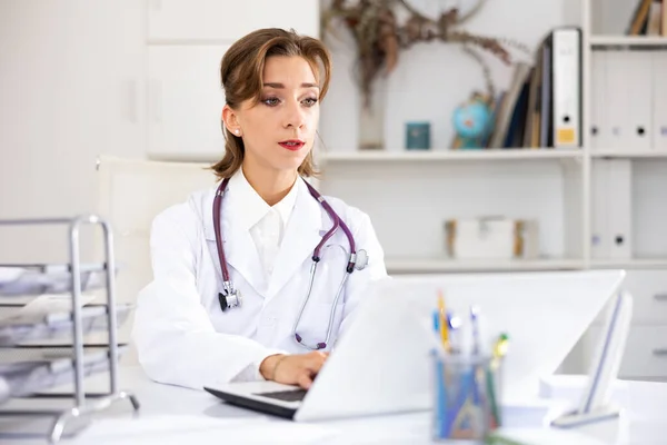Woman Doctor Sitting Workplace Computer Her Office — Stock Photo, Image