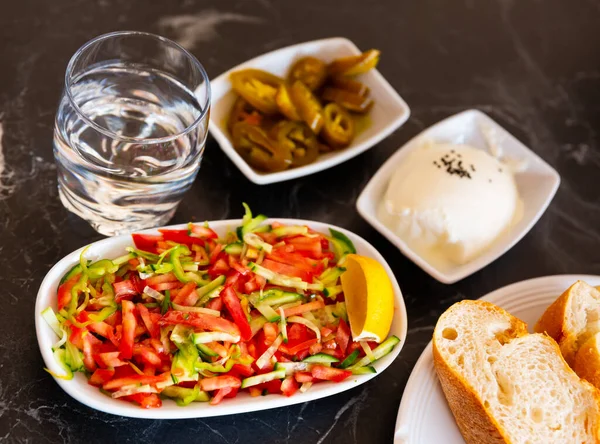 Frischer Gemüsesalat Und Käse Traditionelle Türkische Gemüsespeise Serviert Vor Hauptgerichten — Stockfoto
