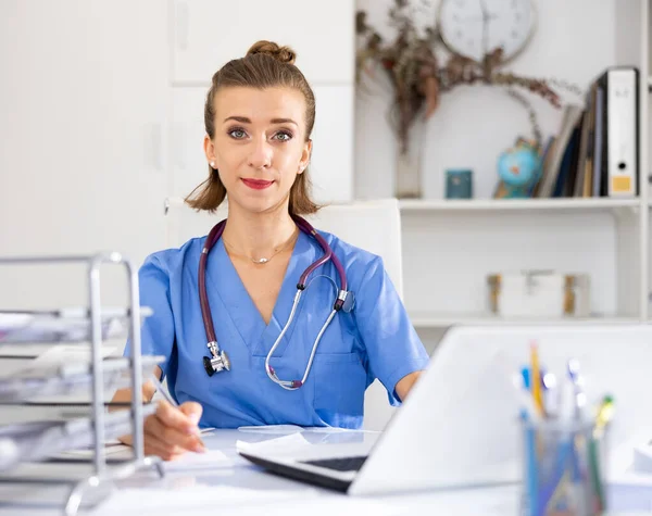 Leende Kvinnlig Läkare Arbetar Effektivt Sitt Kontor — Stockfoto