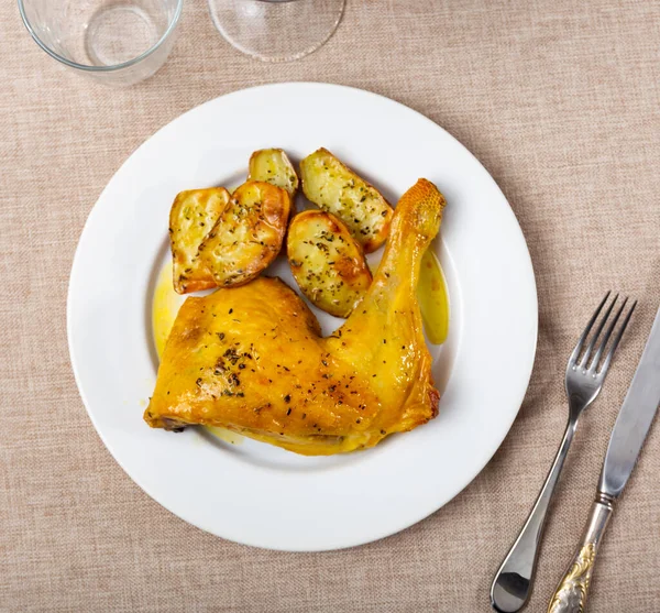 Νόστιμα Μπούτια Κοτόπουλου Σερβίρονται Φέτες Ψητής Πατάτας Στο Πιάτο — Φωτογραφία Αρχείου