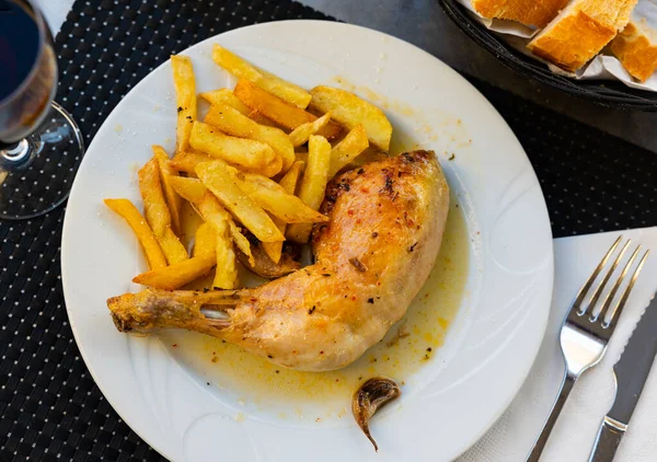 Tavuk Butları Fırında Patates Dilimleri Tabakta Servis Edilir — Stok fotoğraf