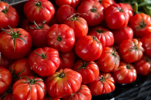 Bunch Van Verse Rode Tomaten Zwarte Plastic Krat Markt — Stockfoto