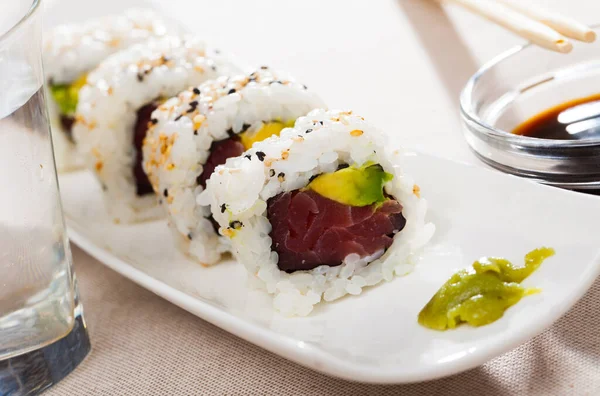 Verse Tonijn Avocado Sushi Uramaki Geserveerd Wit Bord Met Wasabi — Stockfoto